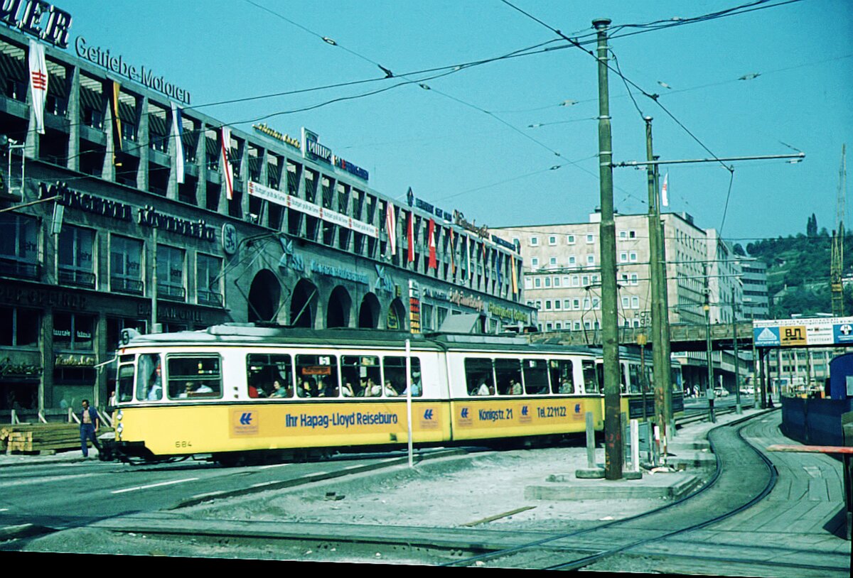 SSB Stuttgart__Gleis- und Tunnelbau__Linie 5 mit GT4 684 biegt vom Bahnhofsvorplatz in die Königstr. ein, hier wie da, eine einzige die U-Bahn-Baustelle.__12-06-1973