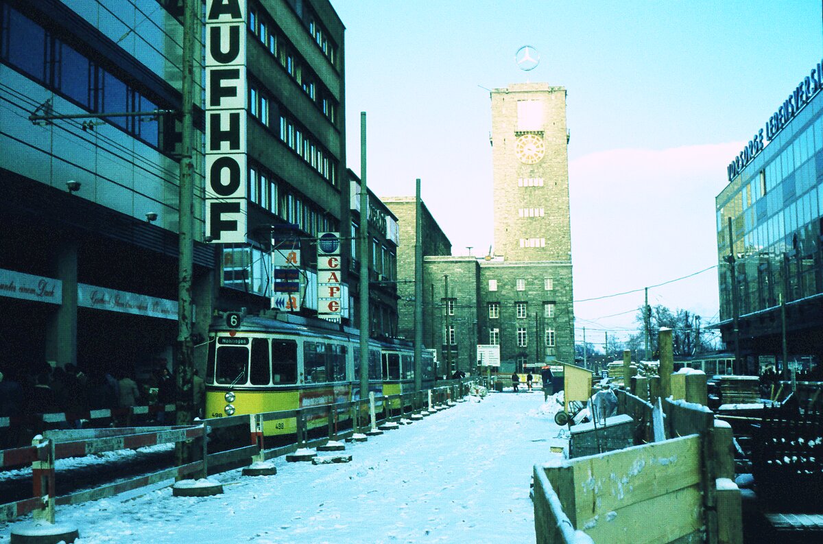 SSB Stuttgart__Gleis- und Tunnelbau__Linie 6 mit GT4 498 nach Echterdingen drückt sich an den 'Kaufhof'.__01-12-1973