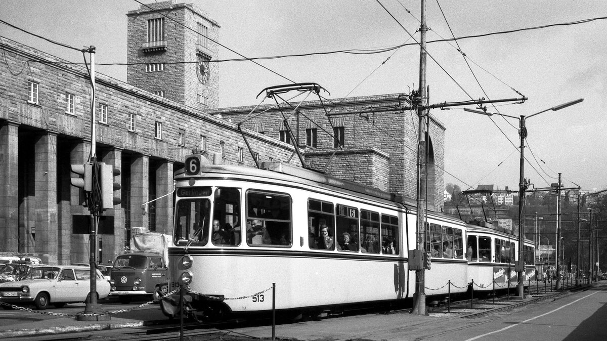 SSB Stuttgart__Gleis- und Tunnelbau__Linie 6 mit GT4 513+591 fährt wie in alten Zeiten vor dem Hbf entlang. In einer Woche, ab 10.04.1976 verkehren die Linien hier unterirdisch.__03-04-1976 