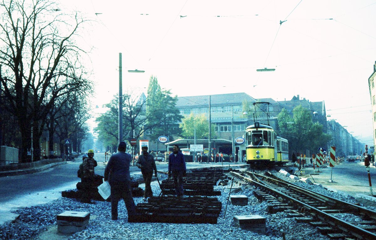 SSB Stuttgart__Gleis- und Tunnelbau__Linie 8 vom 'Vogelsang' passiert bei der Kreuzung Schloß-/Hasenbergstr die Baustelle für den Abzweig zur neu gebauten Umleitungsstrecke für die Linien 14 und 21, die am 20.11.1973 in Betrieb geht. (Die Rotebühlstr. wird dann zur S-Bahn-Tunnel-Baustelle).__02-11-1973
