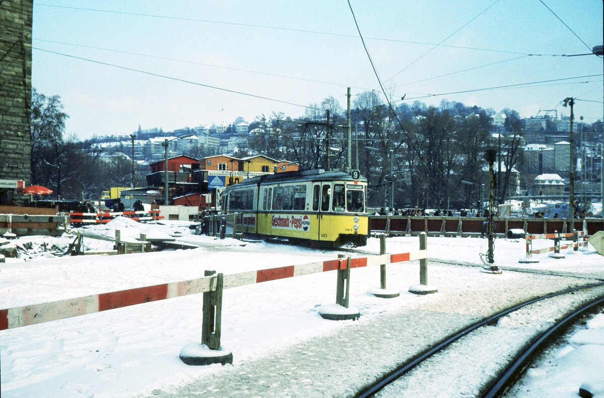 SSB Stuttgart__Gleis- und Tunnelbau__Linie 9 mit GT4 463 kommt aus seinem Schlupfloch (der provisorischen Rampe aus dem Tunnel von der 'Staatsagalerie') vor dem Hbf auf der Fahrt zum Schloßplatz und nach Botnang.__01-12-1973