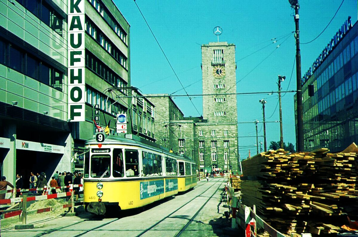 SSB Stuttgart__Gleis- und Tunnelbau__Linie 9 mit GT4 460 in der Baustelle untere Königstraße zwischen 'Kaufhof' und Bretterstapeln.__08-1972