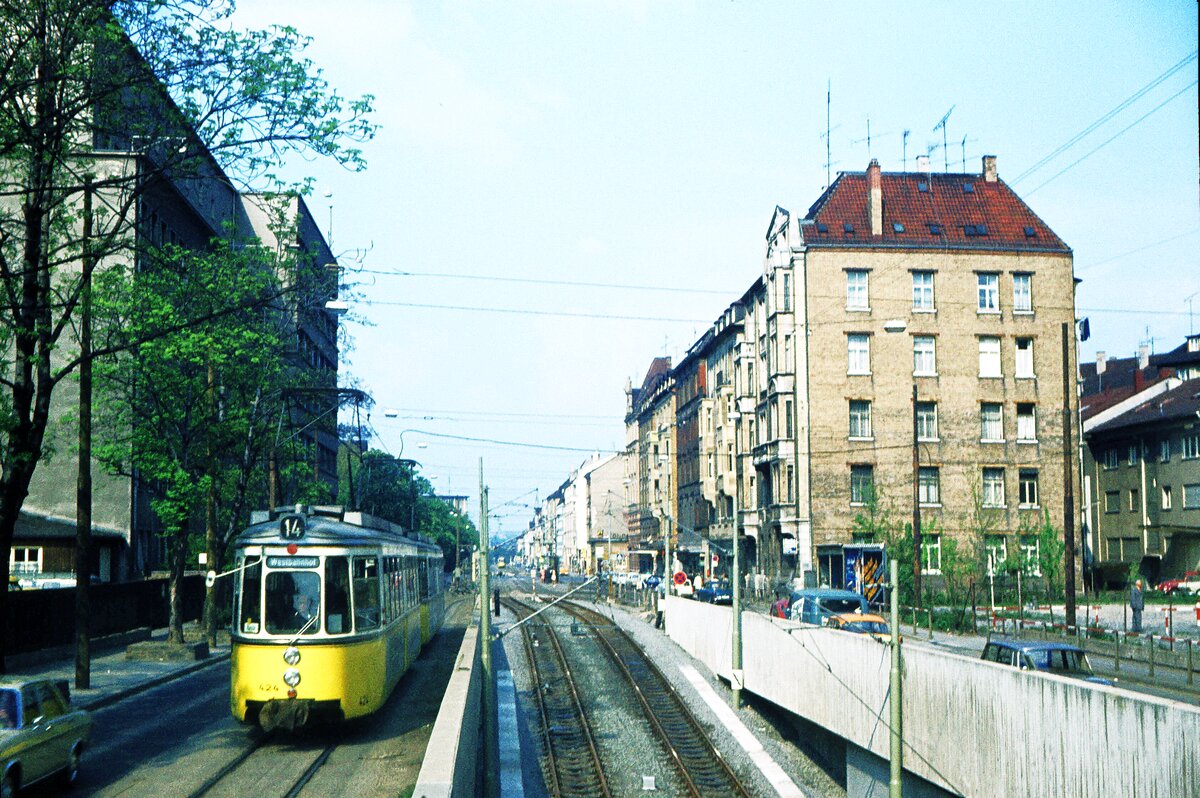 SSB Stuttgart__Gleis- und Tunnelbau__Noch gehts hier nicht in den Untergrund. Die neue Tunnelrampe beim 'Stöckach' wird erst am 10.05.1972 in Betrieb genommen. Linie 14 mit GT4 424 zum Westbhf. wird dann dafür 30.08.72 über 'Rathaus'-Wilhelmsbau fahren, solange wegen Bauarbeiten nicht über den Bahnhofsplatz gefahren werden kann.__06-05-1972