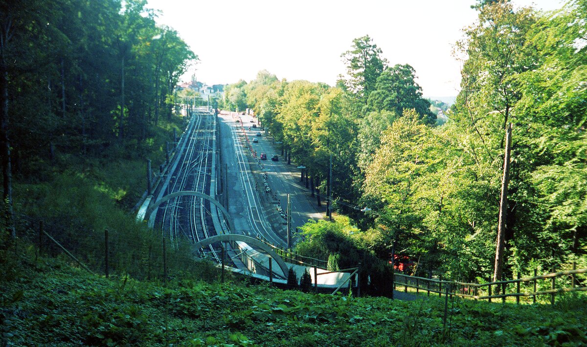 SSB Stuttgart__Gleis- und Tunnelbau__Übergang von Straßen- auf Stadtbahn.__Die Neue Weinsteige 4-gleisig. Seit 26.09.1987 fahren die Straßenbahnen auf der Stadtbahn-Trasse, die alten Gleise liegen noch.__09-10-1987