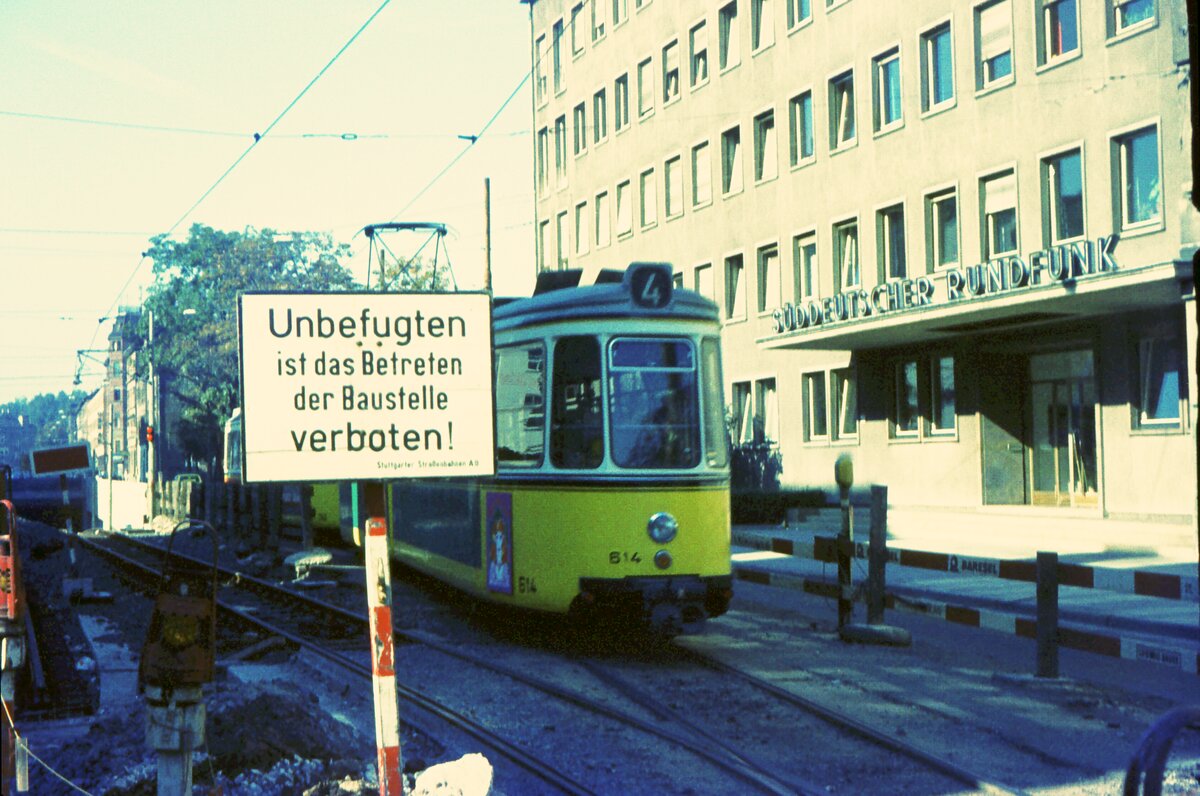 SSB Stuttgart__Gleis- und Tunnelbau__Unübersehbar: eine Baustelle. War damals noch die Rampe am 'Stöckach'. Rechts das ursprüngliche Rundfunkgebäude, seit vielen Jahren Domizil der Staatsanwaltschaft.__03-1972