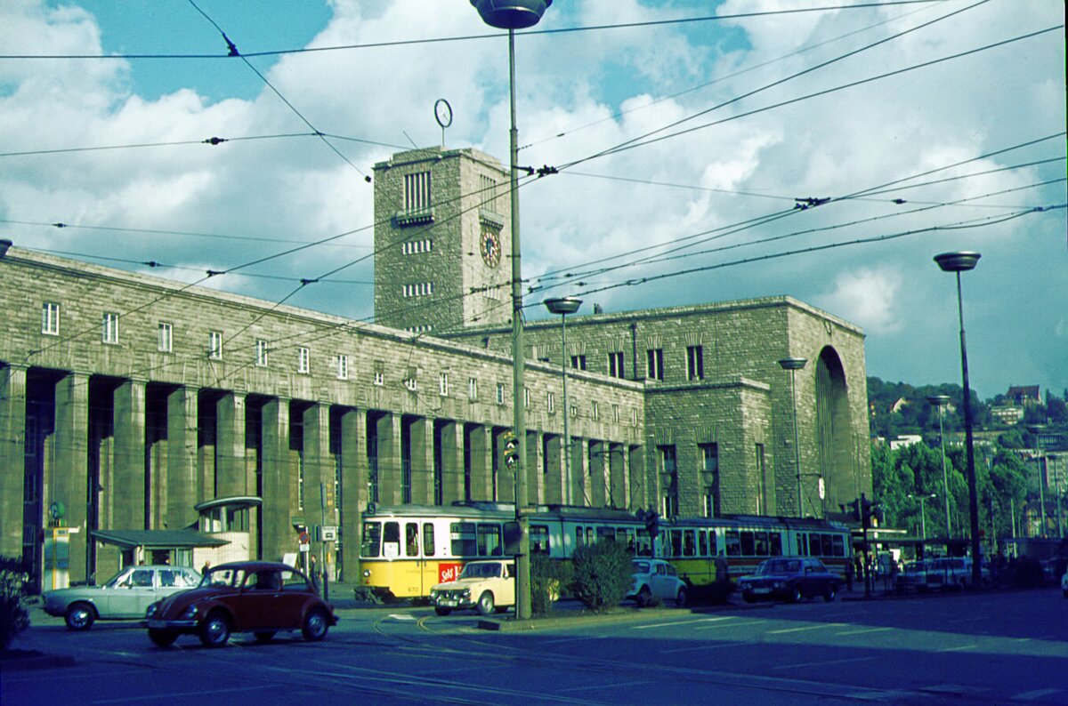 SSB Stuttgart__Gleis- und Tunnelbau__Vor dem Hbf noch keine Baustelle zu sehen. Dafür ein GT4-Zug der Linie 5._10-1970