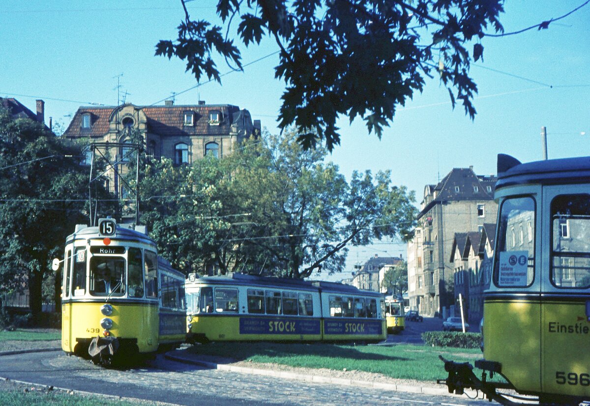 SSB Stuttgart__Gleis- und Tunnelbau__Während des U-Bahn-Baus in der Eberhard- und Torstr. war die Linie 15 von 07.09. bis 09.10.1971 zweigeteilt. Im Bild zwei Züge der Linie 15 von/nach Rohr in der neuen Schleife S-Berg II( Berg-Bad Leuze ). In der Neckarstr. nähert sich ein Zug der Linie 14.__09-1971