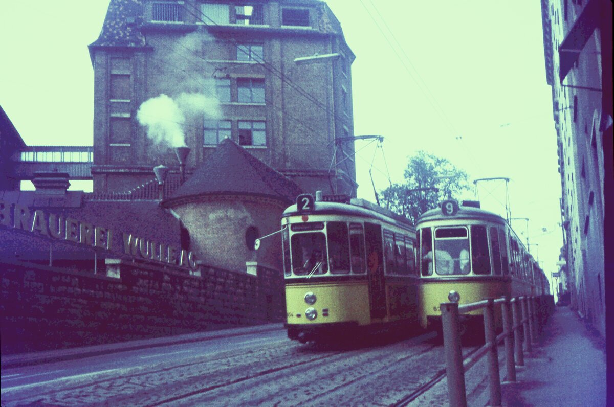 SSB Stuttgart__Gleis- und Tunnelbau__Wegen des Tunnelbaus in der Neckarstr. wurden alle Linien Richtung 'Stöckach' vom 08.11.1968 bis 07.09.1971 ab der Haltestelle 'Schiller-/Neckarstr. umgeleitet. Linien 2 und 9 in der Landhausstr. mit Wulle-Brauereigebäuden.__09-1971

    