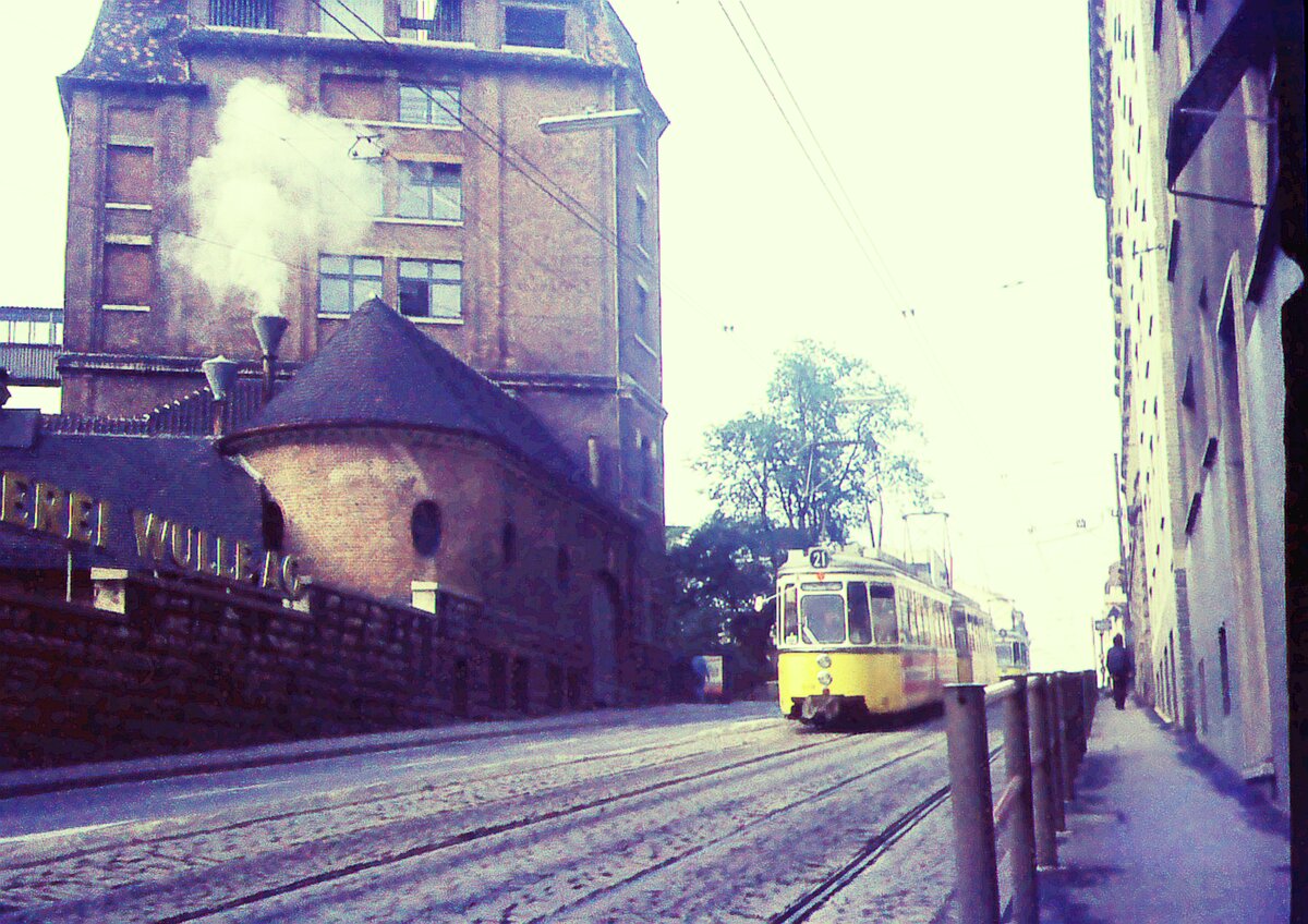 SSB Stuttgart__Gleis- und Tunnelbau__Wegen des Tunnelbaus in der Neckarstr. wurden alle Linien Richtung 'Stöckach' vom 08.11.1968 bis 07.09.1971 ab der Haltestelle 'Schiller-/Neckarstr. umgeleitet. Linie 21 fährt die Landhausstr. hinunter entlang dem Wulle-Brauerei-Komplex. Wulle war eine der vier großen Stuttgarter Brauereien, 02.1971 von Dinkelacker übernommen, Brauereigrundstück 1973 verkauft an engl.Investor. Am 07.03.1974 wurden die letzten Gebäudereste gesprengt (das Malzsilo mit ca.1m dicker Bodenplatte über der  Bürgerhalle  von 1899, es folgten Ministeriums-Neubau und Hotel.__09-1971