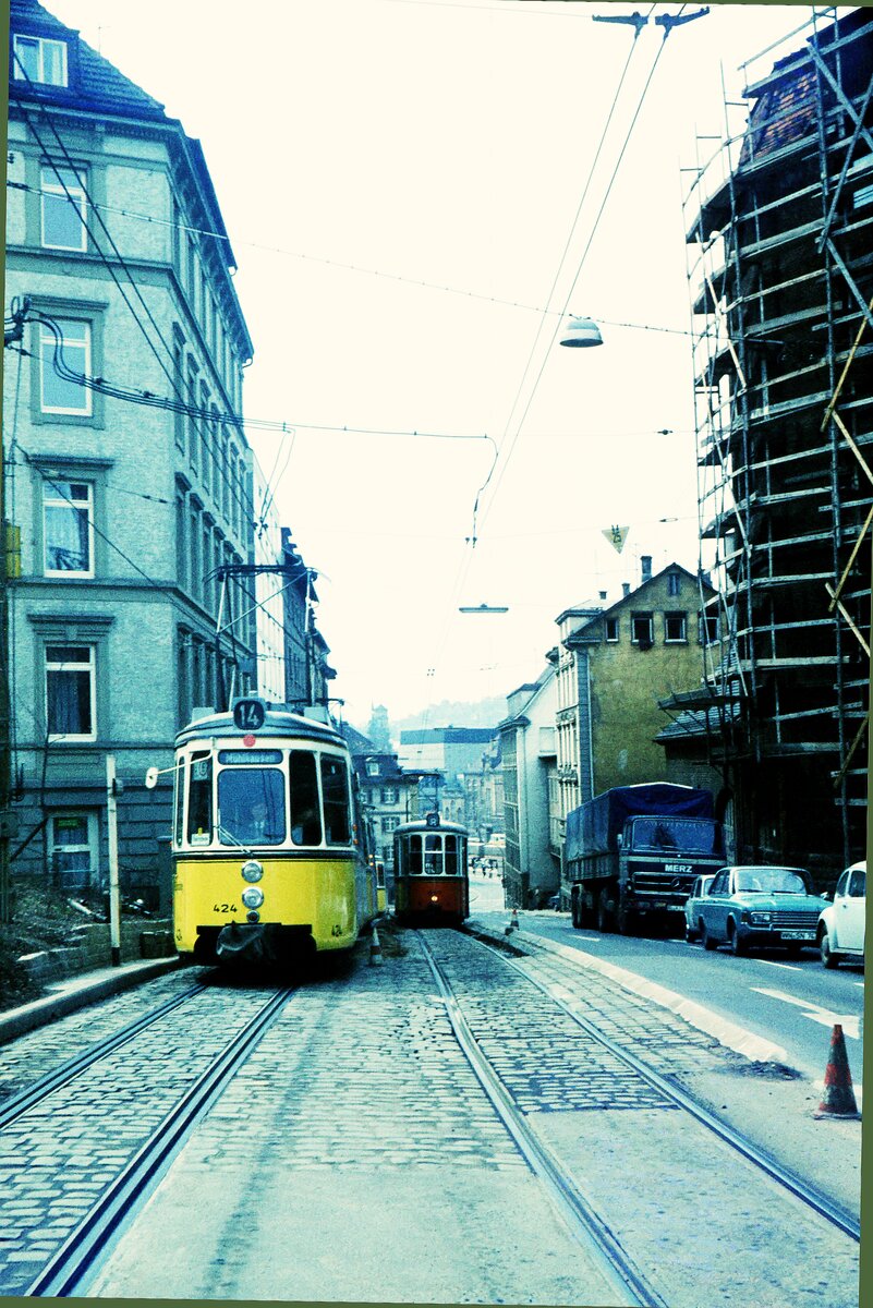 SSB Stuttgart__Gleis- und Tunnelbau__Wegen des Tunnelbaus in der Neckarstr. wurden alle Linien Richtung 'Stöckach' vom 08.11.1968 bis 07.09.1971 ab der Haltestelle 'Schiller-/Neckarstr. umgeleitet. Linie 14 mit GT4 424 nach Mühlhausen kommt die Landhausstr. herauf. Talwärts entschwindet ein 8er.__1970