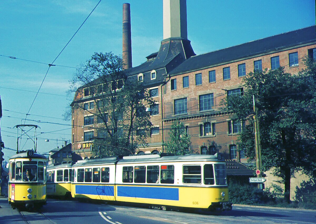 SSB Stuttgart__Gleis- und Tunnelbau__Wegen des Tunnelbaus in der Neckarstr. wurden alle Linien Richtung 'Stöckach' vom 08.11.1968 bis 07.09.1971 ab der Haltestelle 'Schiller-/Neckarstr. umgeleitet. Der Kernerplatz war quasi der Scheitelpunkt der Umleitung. Der GT4-Zug der Linie 15 kam die Urbanstr. herauf und fährt am Komplex der Wulle-Brauerei entlang die Landhausstr. wieder hinunter zur Schiller-/Neckarstr., während die Linie 8 zum Ostendplatz, geradeaus, noch weiter Steigungsstrecke vor sich hat, inkl. der Werfmershalde mit 9,5 %.__09-1971