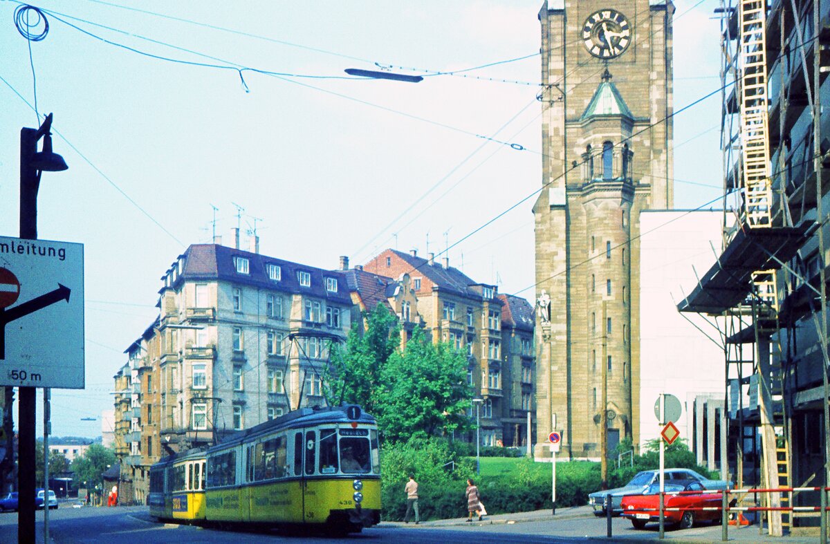 SSB Stuttgart__Gleis- und Tunnelbau__Wegen des Tunnelbaus in der Neckarstr. wurden alle Linien Richtung 'Stöckach' vom 08.11.1968 bis 07.09.1971 ab der Haltestelle 'Schiller-/Neckarstr. umgeleitet. Linie 1 nach Heslach mit GT4 438 auf Bergfahrt in der Urbanstr. mit Turm der Friedenskirche.__02-06-1971 