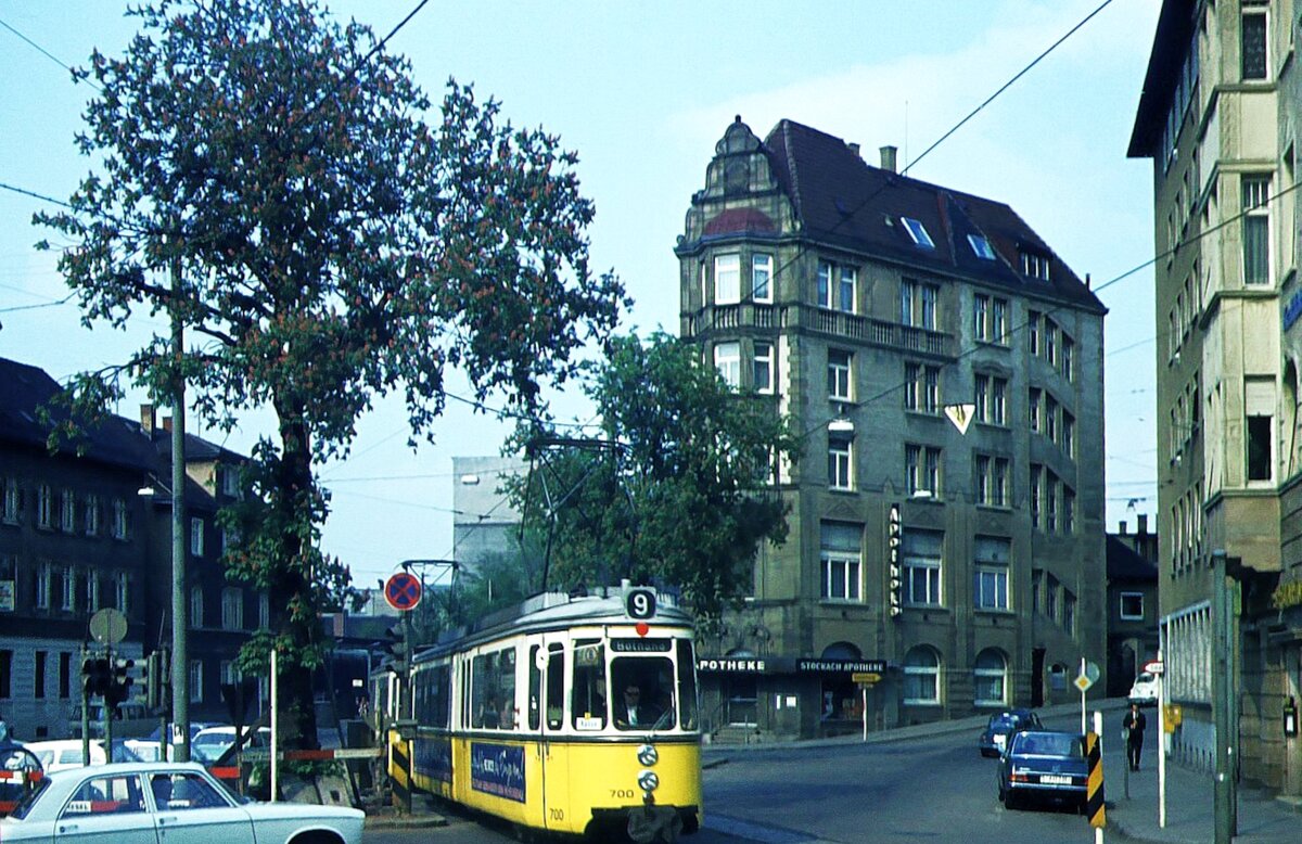 SSB Stuttgart__Gleis- und Tunnelbau__Wegen des Tunnelbaus in der Neckarstr. wurden alle Linien Richtung 'Stöckach' vom 08.11.1968 bis 07.09.1971 ab der Haltestelle 'Schiller-/Neckarstr. umgeleitet, über die Strecke der Linien 2 und 8, durch die zwei engen Kurven der Sängerstr., die Landhausstr. hinauf zum Kernerplatz, dann aber über die eigens angelegte Interimsstrecke in der Urbanstr. wieder hinunter, um ein Stück vorm 'Stöckach wieder in die Neckarstr. zu münden. Der 9er nach Botnang mit GT4 700 hat bei der Stöckach-Apotheke die Neckarstr. verlassen und fährt jetzt die Urbanstr. hinauf.__02-06-1971                      