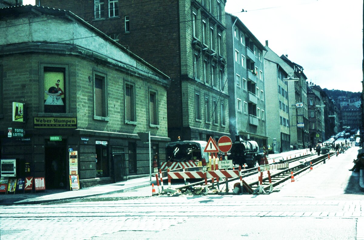 SSB Stuttgart__Gleisbau_Eine neue Strecke wird angelegt: wegen dem S-Bahntunnel-Bau in der Rotebühlstr. im Stuttgarter Westen wurden parallel dazu für die Linien 21 und 14 zum Leipziger Platz und zum Westbhf. 1973 neue Gleise durch die Gutenbergstr. gelegt. Im Vordergrund liegen in der Schwabstr. noch die Gleise der auf diesem Abschnitt 1972 stillgelegten Linie 8.__1973