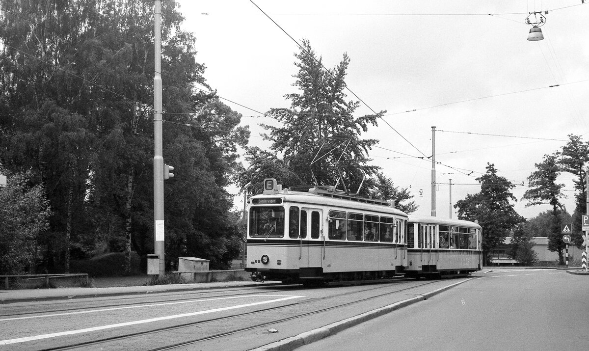 SSB Stuttgart__Große Straßenbahnrundfahrt im Juni 1980 des SMS. Ankunft an der Schleife Vaihingen Feuersee : GS-Tw 851 mit Bw 1390.__22-06-1980