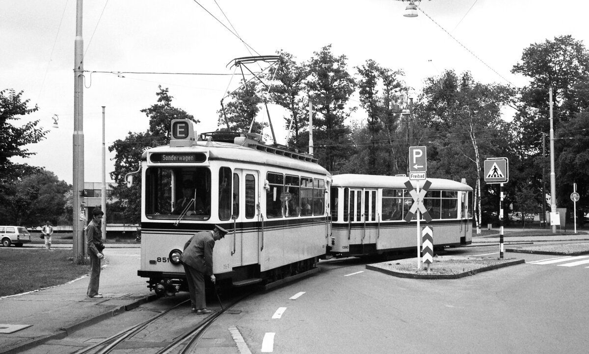 SSB Stuttgart__Große Straßenbahnrundfahrt im Juni 1980 des SMS. Ankunft an der Schleife Vaihingen Feuersee. Lange Jahre Endstation der Linie 31. Für GS-Tw 851 mit Bw 1390 muß erst noch die Weiche gestellt werden.__22-06-1980