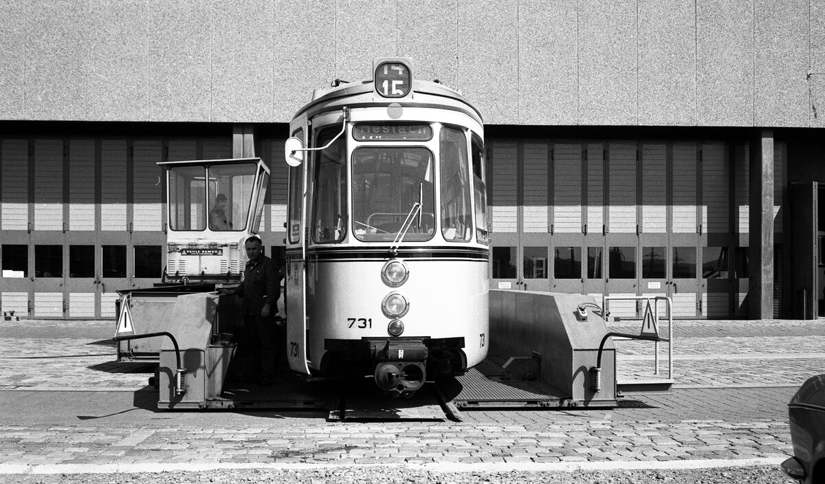 SSB Stuttgart_GT4 Nr. 731 [ME, 1964; 1991 >Halle/S.] auf der Außen-Schiebebühne in der Hw S-Möhringen.__04-1976