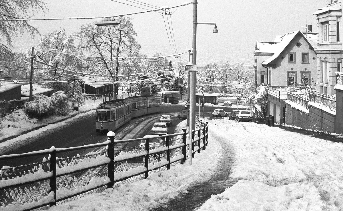 SSB Stuttgart__GT4-Zug auf Linie 15 in der 'Bopser-Kurve' vor dem Beginn der Neuen Weinsteige. Vor allem im Herbst und Winter, wegen gleichzeitig kräftiger Steigung und engen Radien ein besonders anspruchsvoller Streckenabschnitt, da konnten die Fahrer zeigen was sie konnten. Insbesondere, wenn die bergwärts fahrenden Züge wegen links abbiegendem MIV auf dem Gleis anhalten und wieder anfahren mußten. Gab dem Fahrgast öfters Gelegenheit, besonders kraftvolle schwäbische Flüche zu lernen... Linie 15 verkehrte 1978-82 nach Degerloch (-Möhringen).__12-1981