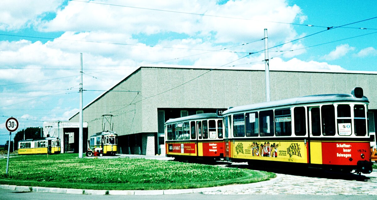 SSB Stuttgart__In der Hw in S-Möhringen. Auch Museumswagen neueren Alters, zumindest dafür vorgesehen. 1574 war Teil der SMS-Sammlung, wure aber 1983 verschrottet. Dahinter möglicherweise Bw 1605 (?), der heute bei den SHB Dienst tut.__07-1973