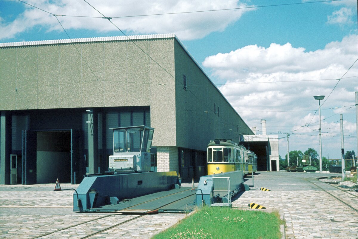 SSB Stuttgart__In der Hw in S-Möhringen. Die Außenschiebebühne hinter der Halle.__01-08-1973