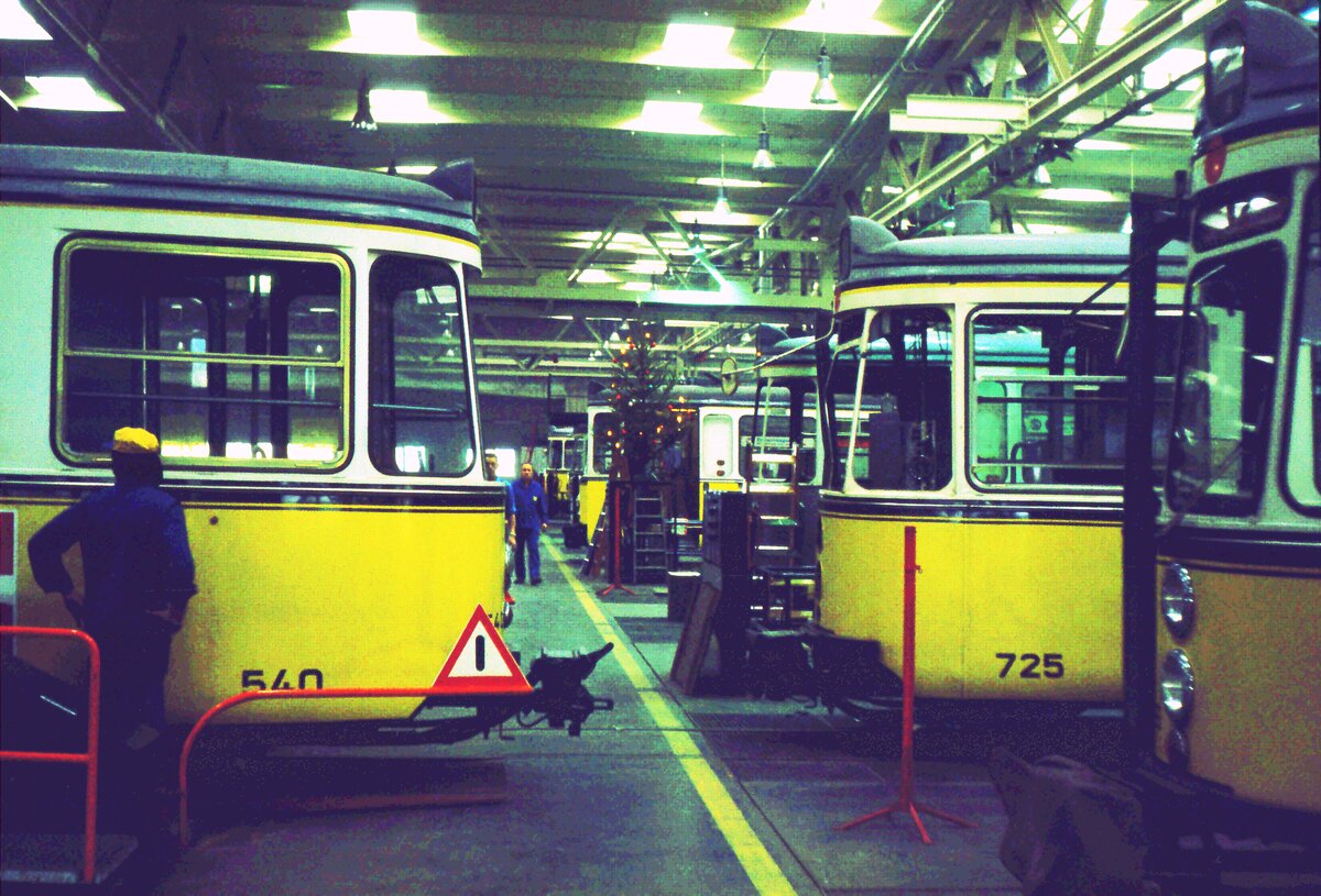 SSB Stuttgart__In der Hw in S-Möhringen. GT4 540 wird gerade auf der Schiebebühne bewegt. Das kleine Weihnachtsbäumchen darf noch ins neue Jahr leuchten.__01-1974