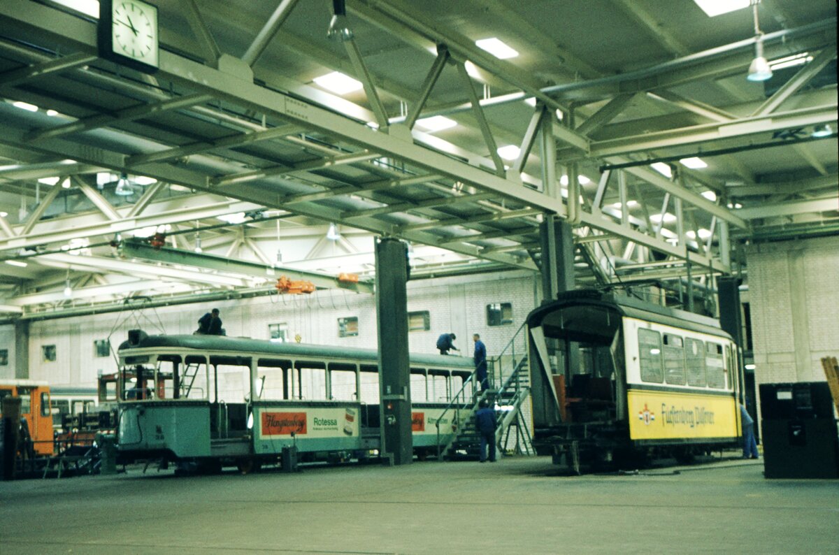 SSB Stuttgart__In der Hw in S-Möhringen. Neben einem Teil-DoT4 ist auch END Bw 36 zur Aufarbeitung in der Halle zu sehen.__03-1972