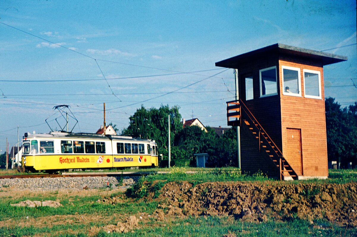 SSB Stuttgart__In der Hw in S-Möhringen. So präsentierte sich viele Jahre die Zufahrt zur Hw von der Strecke des Linie 31 /später 3 beim 'Wallgraben', quasi direkt an der Grenze zum Stadtbezirk Vaihingen. Kein Wachturm sondern Stellwerk. Das heutige Stellwerk ist nicht nur wesentlich größer, sondern auch futuristisch im Baustil. GT4 725 wirbt für Nudeln im Spätzlesland...__08-1971