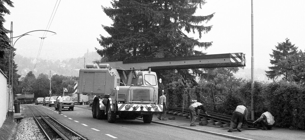 SSB Stuttgart__Kleiner Rundgang zwischen Arbeitsfahrzeugen der SSB in den 70er und 80er Jahren. Wo der Schienenkran nicht hinkam mußte der Autokran (S-HL 687) ran. Hier beim Tausch von Gleisjochen der Zahnradbahn ob. der Haltestelle 'Pfaffenweg'.__11-06-1976