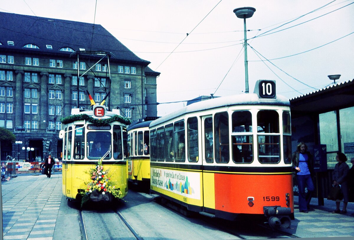 SSB Stuttgart__Letzter Betriebstag der Linie 10. DoT4-Zug mit Bw 1599 der Linie 10 begegnet an der Haltestelle 'Hbf Nordausgang' einem der Eröffnungszüge der unterirdischen Strecke mit GT4 509 an der Spitze.__09-04-1976