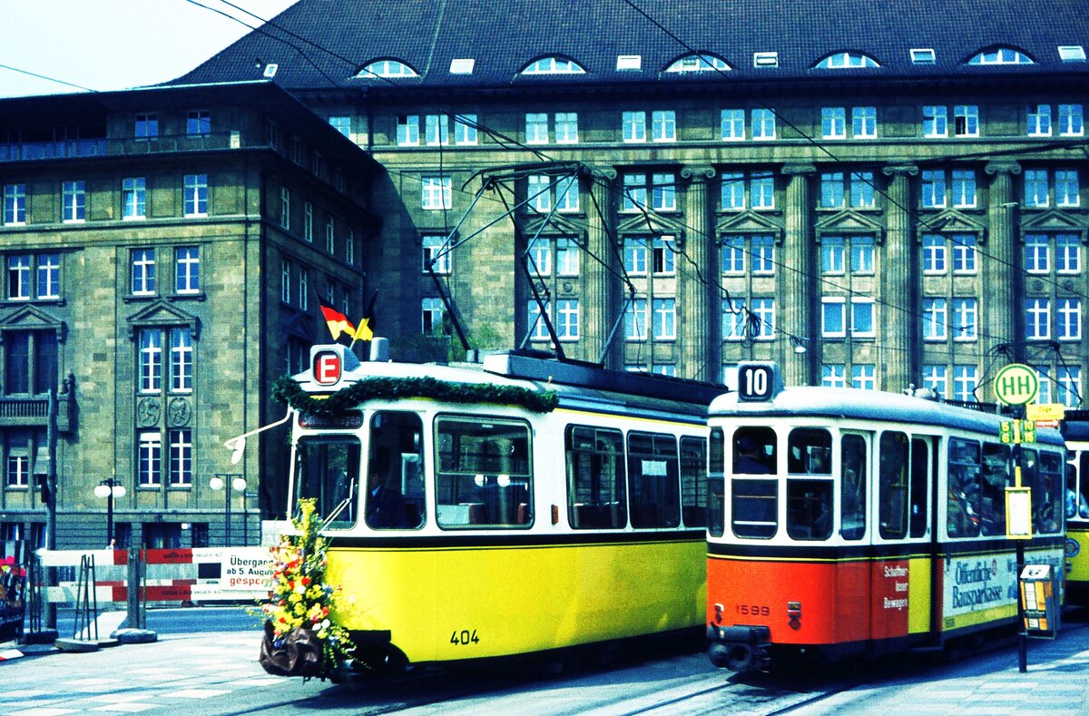 SSB Stuttgart__Letzter Betriebstag der Linie 10. DoT4-Zug mit Bw 1599 der Linie 10 begegnet an der Haltestelle 'Hbf Nordausgang' einem der Eröffnungszüge der unterirdischen Strecke mit GT4 404 an der Spitze.__09-04-1976