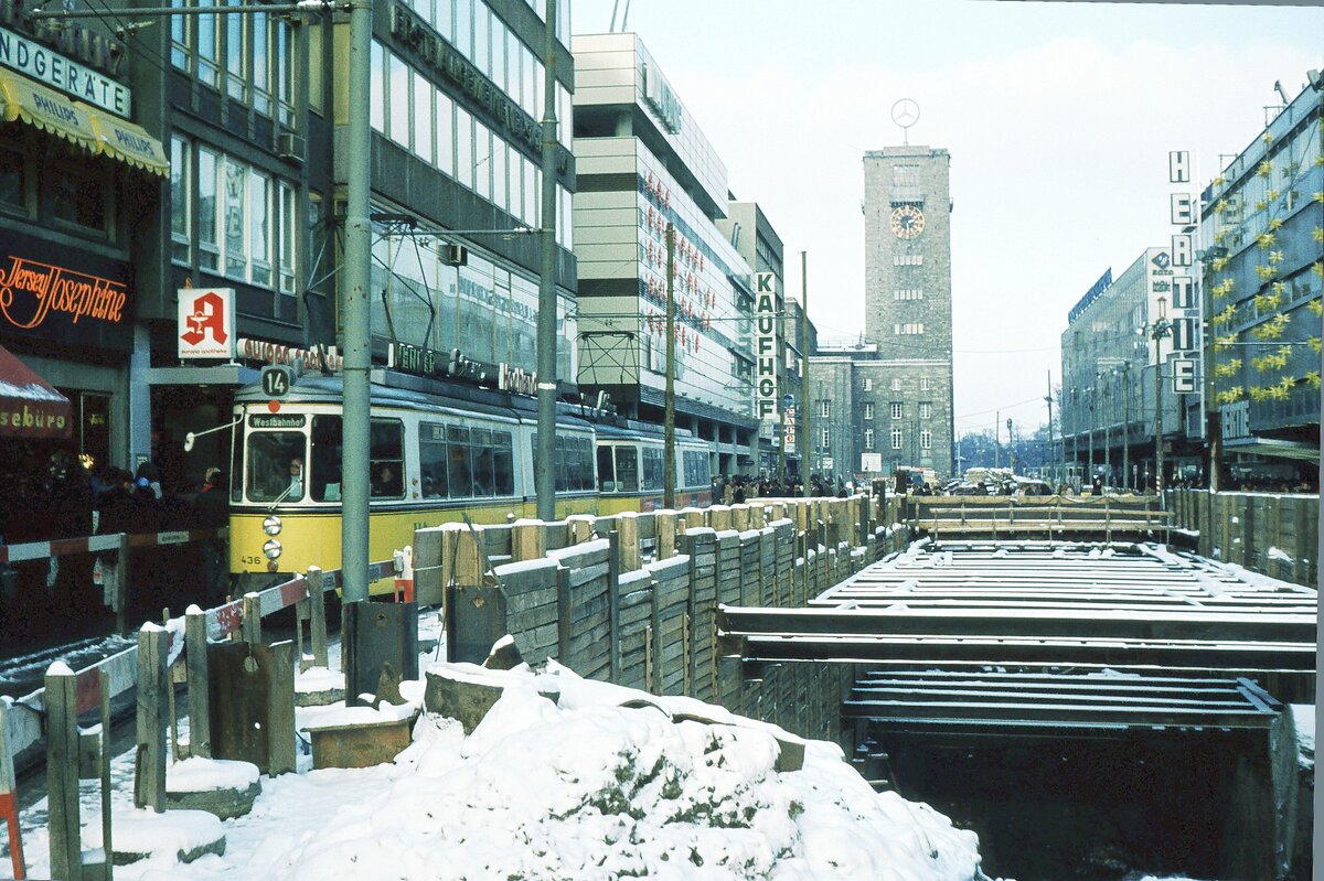 SSB Stuttgart__Linie 14 mit GT4 Nr.436 schlängelt sich in der unteren Königstraße an der Stadtbahn-Baugrube (damals noch  U-Bahn ) entlang.__01-12-1973