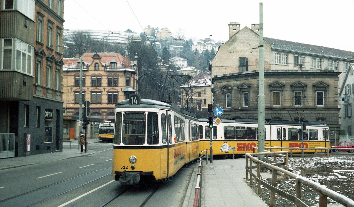 SSB Stuttgart__Linie 14 verkehrte 1983 bis Juli 1986 -ihrer Umstellung auf Stadtbahn- ausnahmsweise bis S-Heslach, Schreiberstraße. Im Bild verläßt ein Zug die, bis 1972 der Linie 8 gehörende, Wendeschleife und biegt ein in die von Vaihingen - Heslach kommenden Gleise zur Innenstadt. Im Hintergrund die Hänge des Hasenbergs mit den noch verbliebenen Weinbergen.__Winter 1985/86