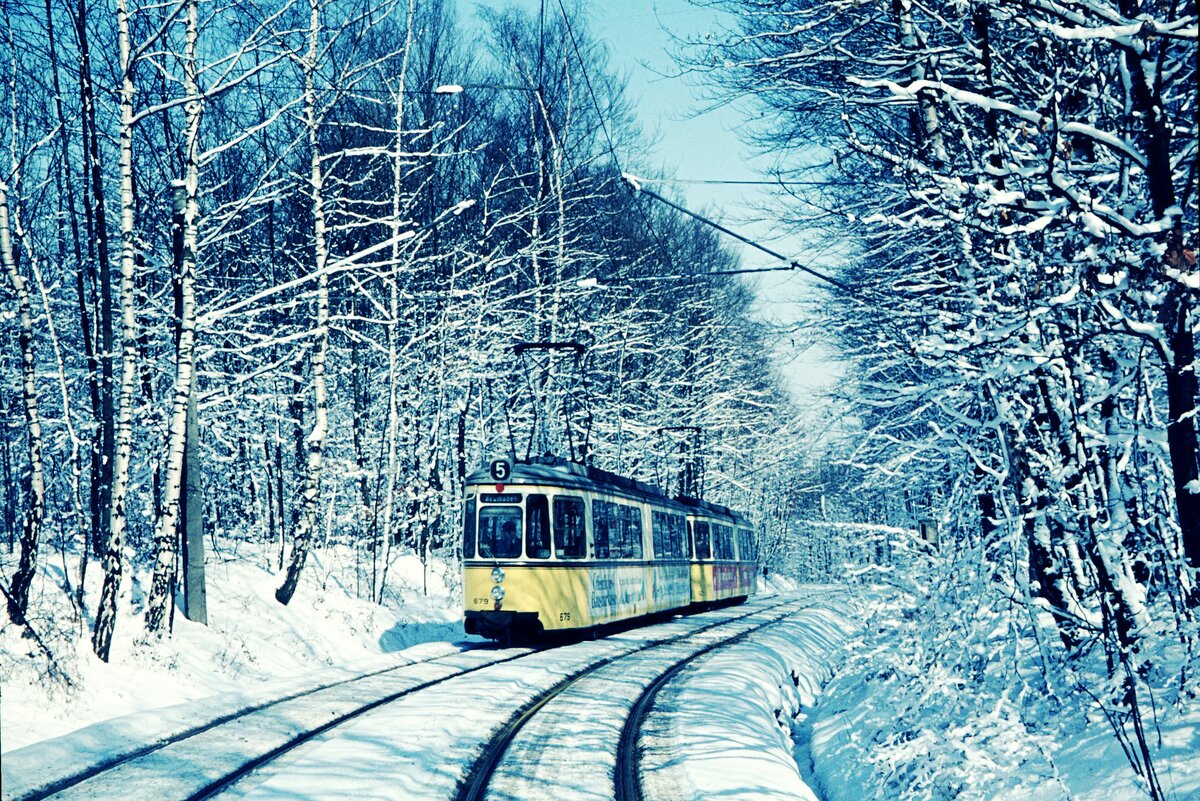 SSB Stuttgart__Linie 5 mit GT4 Nr._679_im Wald vor der Haltestelle 'Ruhbank' (Fernsehturm)__20.03.1975