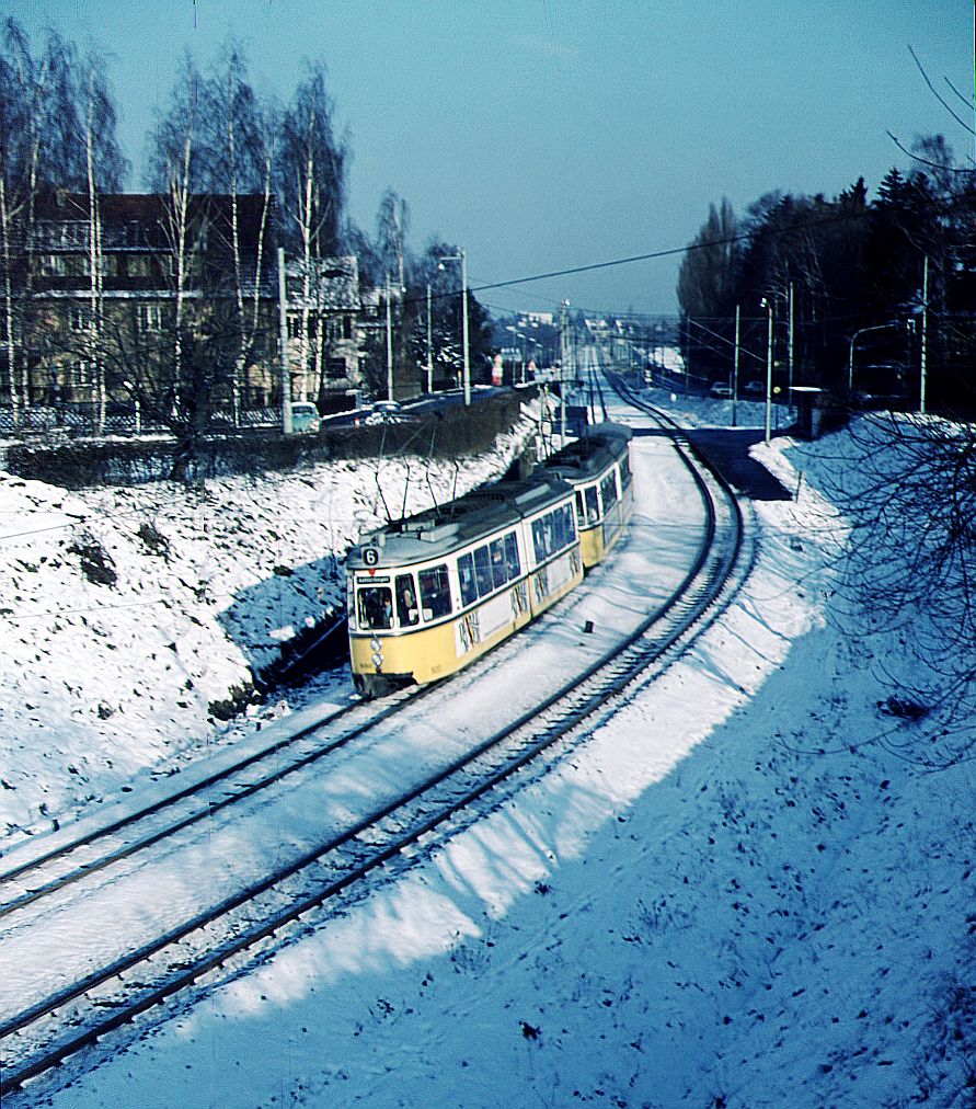 SSB Stuttgart__Linie 6 kurz vor S-Möhringen Bahnhof hat von Sonnenberg kommend soeben die Haltestelle 'Riedsee' (damals noch: 'Parksiedlung') verlassen.__31-12-1971
