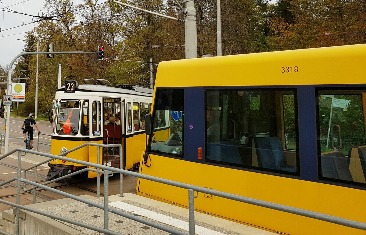SSB Stuttgart_Nach der Ausfahrt muß der Schaffner noch ein Gitter schließen. GT4 Nr. 401+471 auf der Museums-Linie 23 in der Endschleife und S-DT8 3318 auf Linie 15 an der 'Ruhbank/Fernsehturm'.__27-10-2019