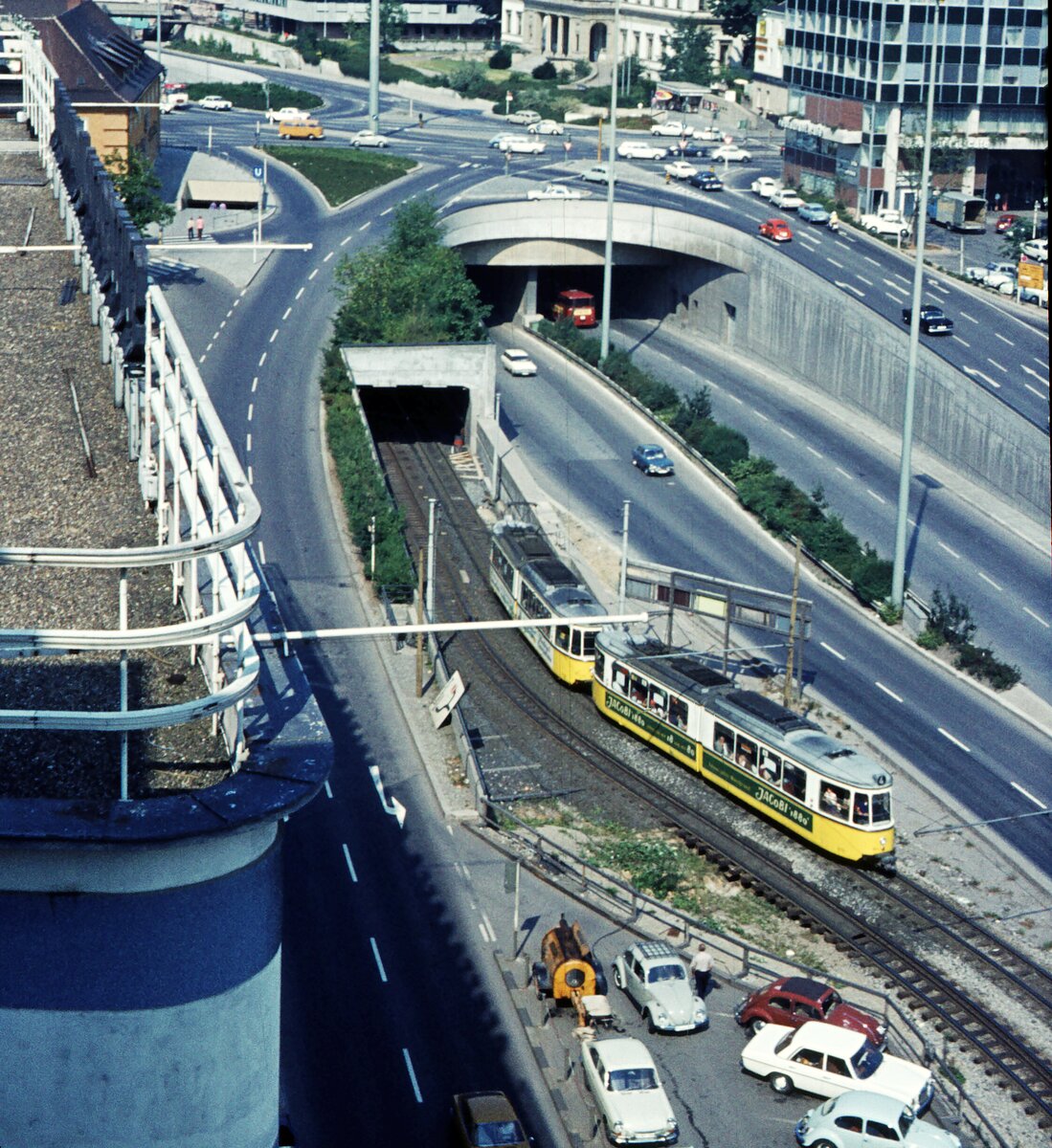 SSB Stuttgart__Neben der Unterführung der B14 finden auch die Linien 4 und 21 Richtung 'Neckartor' ihr Schlupfloch in die Unterwelt, auf der Rampe hinunter zur Station 'Charlottenplatz' (Ebene -2).__08-1971 