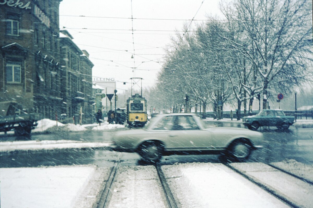 SSB Stuttgart__Passend zum 22. Dezember: KSW auf Linie 22 an der Haltestelle 'Rosensteinbrücke' im Winter 1968/69. ( Blödes Auto, dachte ich damals, aber inzwischen ist es ja auch historisch !)