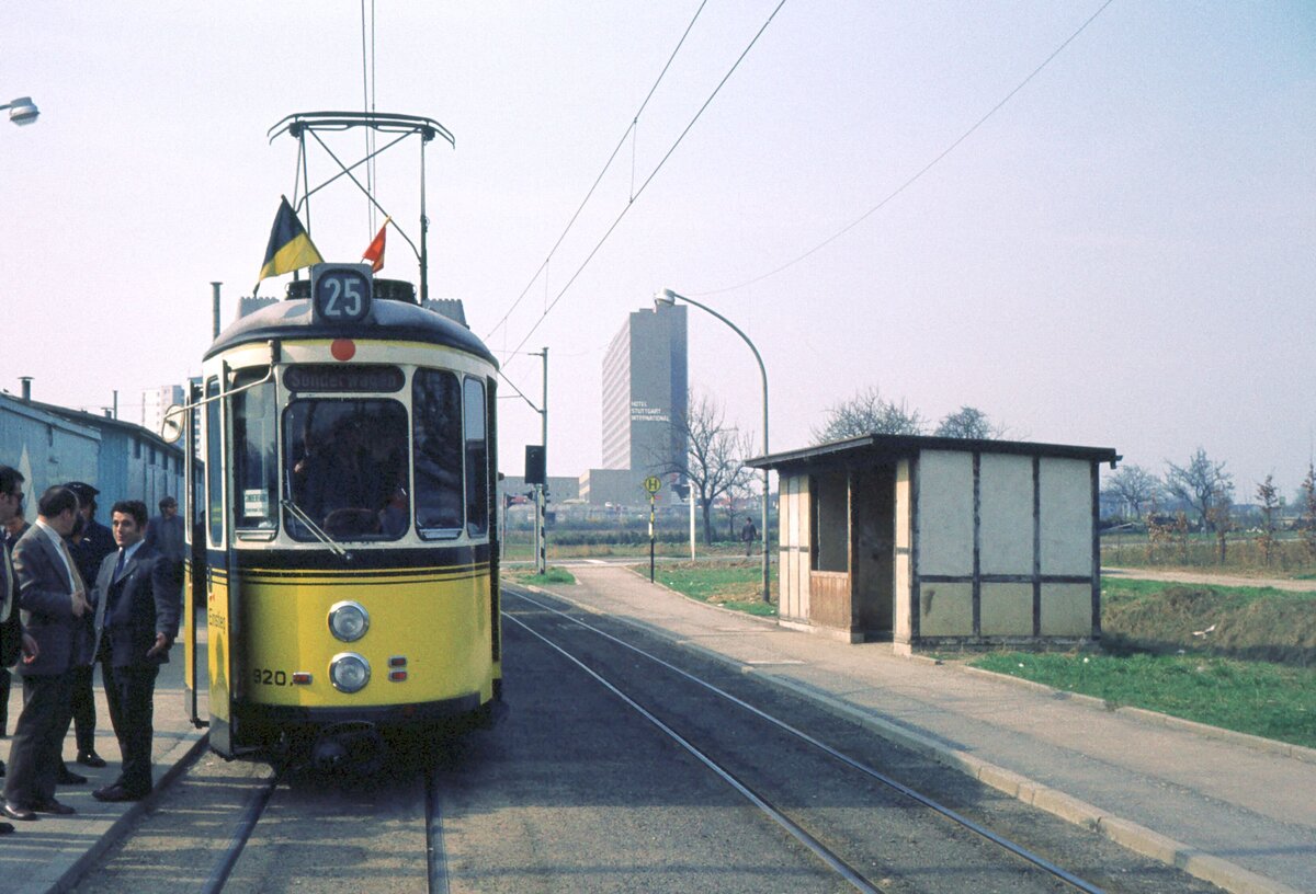 SSB Stuttgart__Rundfahrt der 'Verkehsfreunde Stuttgart e.V.' Degerloch-Möhringen-Plieningen-Ostheim-Killesberg-Westbhf. am 30-03-1974. DoT4 920 mit Bw 1599. Kurzer Halt an der Haltestelle 'Landhaus' auf der Plieninger Strecke. Damals wurde die Strecke ab hier bis kurz vor Plieningen noch eingleisig. So  Landhaus-mäßig  sieht es dort schon lange nicht mehr aus.__30-03-1974