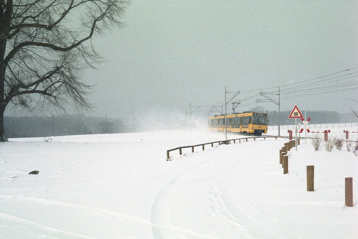 SSB Stuttgart__S-DT4-Zug auf Linie 3 bei (der früheren Ausweiche)'Beiberg' nach Plieningen.__12-1986