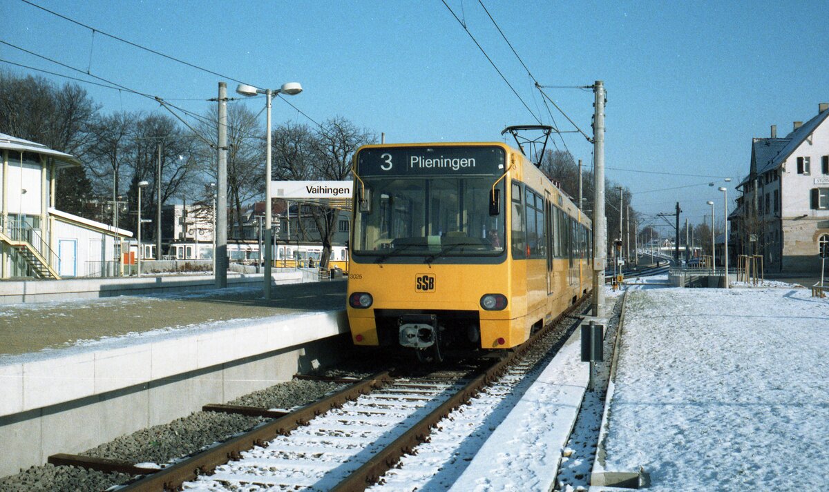 SSB Stuttgart__S-DT4_3025 auf Linie 3 in der Endstation Bahnhof S-Vaihingen. Im Hintergrund noch ein (Meterspur) GT4-Zug auf Linie 1 Richtung Stadtmitte.__1985/86