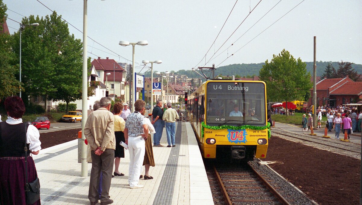 SSB Stuttgart__Start der U4 nach der Umstellung der (M-Spur-)Straßenbahnlinie 4 auf Stadtbahn zwischen Untertürkheim und Botnang. S-DT8.4 3044+3043 [DUEWAG 1986] bei der Einfahrt in die Endstation S-Botnang.__24-09-1994