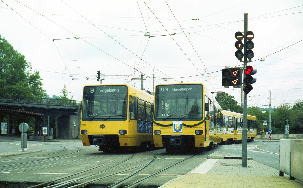 SSB Stuttgart__Start der U9 nach der Umstellung der (M-Spur-)Straßenbahnlinie 9 auf Stadtbahn zwischen Hedelfingen und Vogelsang. Eröffnungs-Zug S-DT8.4 3039+3040 [DUEWAG 1986] und S-DT8.4 3023+3024 [DUEWAG 1985] an der Haltestelle 'Wasenstraße' in S-Wangen.__30-09-1989