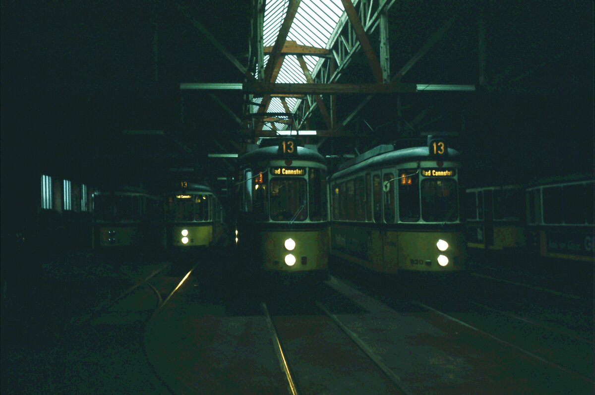 SSB Stuttgart_Straßenbahn-Betriebshöfe__Cannstatt (Vh5)__3x DoT4 auf Linie 13 in der unteren Halle.__04-01-1974 