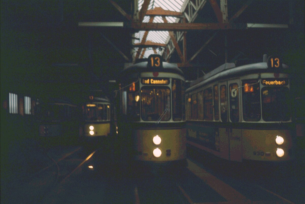 SSB Stuttgart_Straßenbahn-Betriebshöfe__Cannstatt (Vh5)__3x DoT4 auf Linie 13 in der unteren Halle.__04-01-1974 