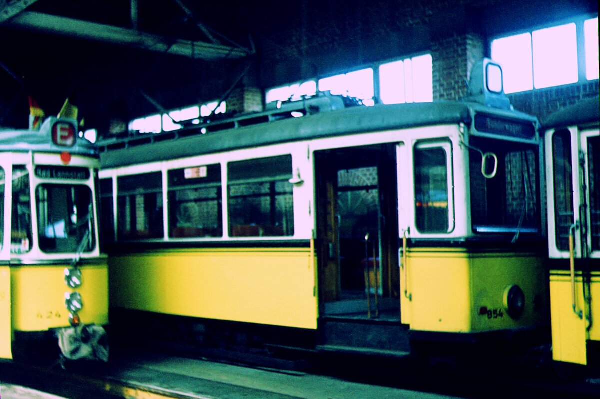 SSB Stuttgart_Straßenbahn-Betriebshöfe__Cannstatt (Vh5)__Obere Halle. GT4 424 und GS 854.__06-1973