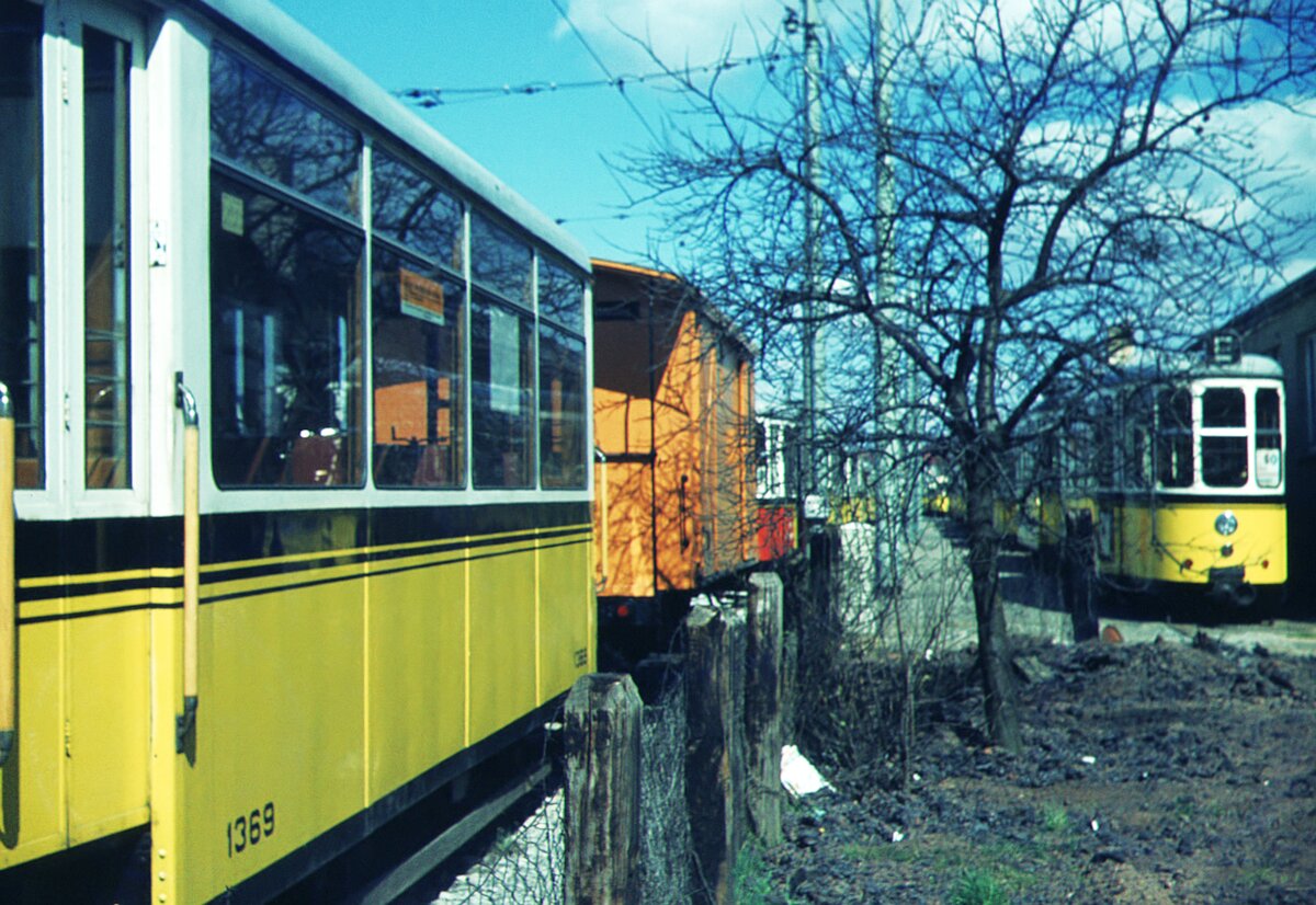 SSB Stuttgart_Straßenbahn-Betriebshöfe__Degerloch. Bw 1369, ABw 3002 und zahlreiche 1500er Bw neben der Wagenhalle abgestellt.__07-04-1973