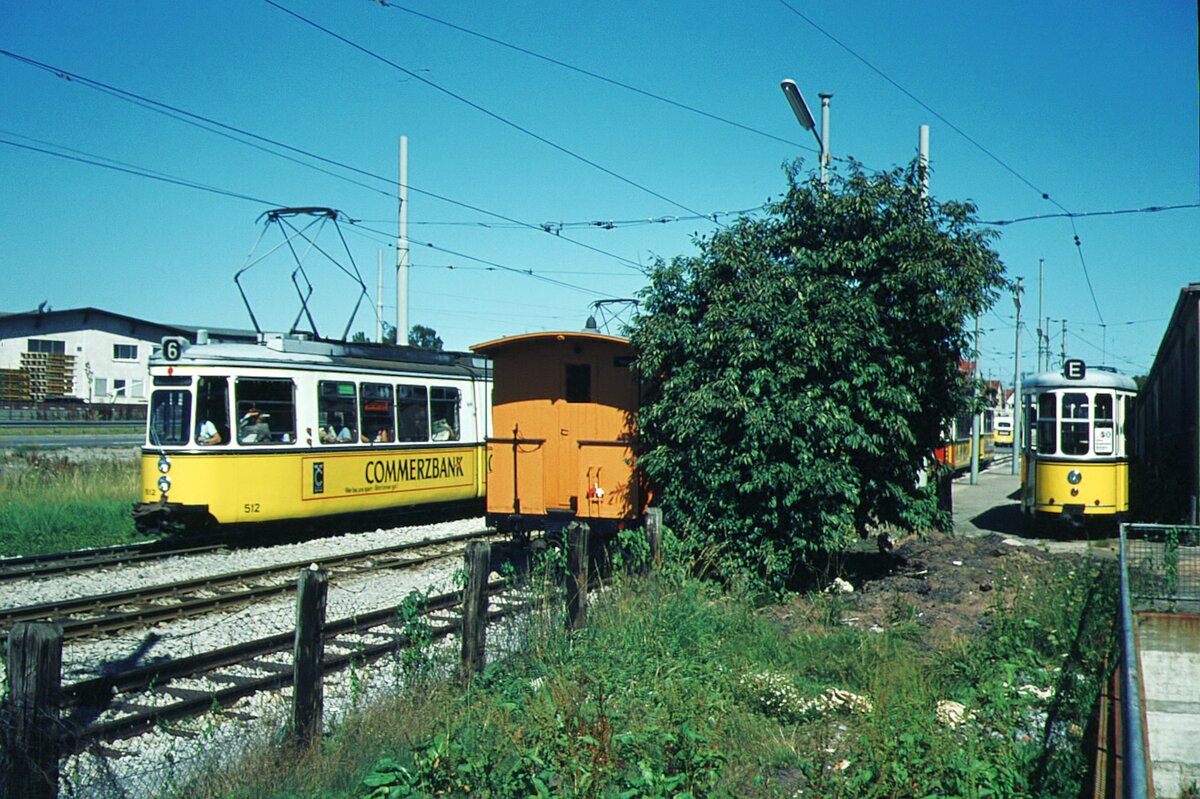 SSB Stuttgart_Straßenbahn-Betriebshöfe__Degerloch. GT4 512 [ME 1959] auf Linie 6 passiert den Betriebshof in Richtung Möhringen. Abgestellt ABw 3002 und 1500er Bw.__09-1973