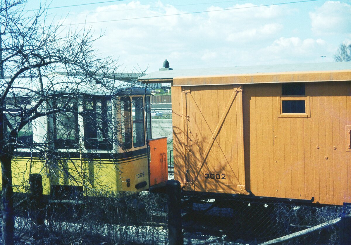 SSB Stuttgart_Straßenbahn-Betriebshöfe__Degerloch. Kleinbahn-Atmosphäre mit Bw 1369 und ABw 3002, abgestellt neben der Wagenhalle.__07-04-1973