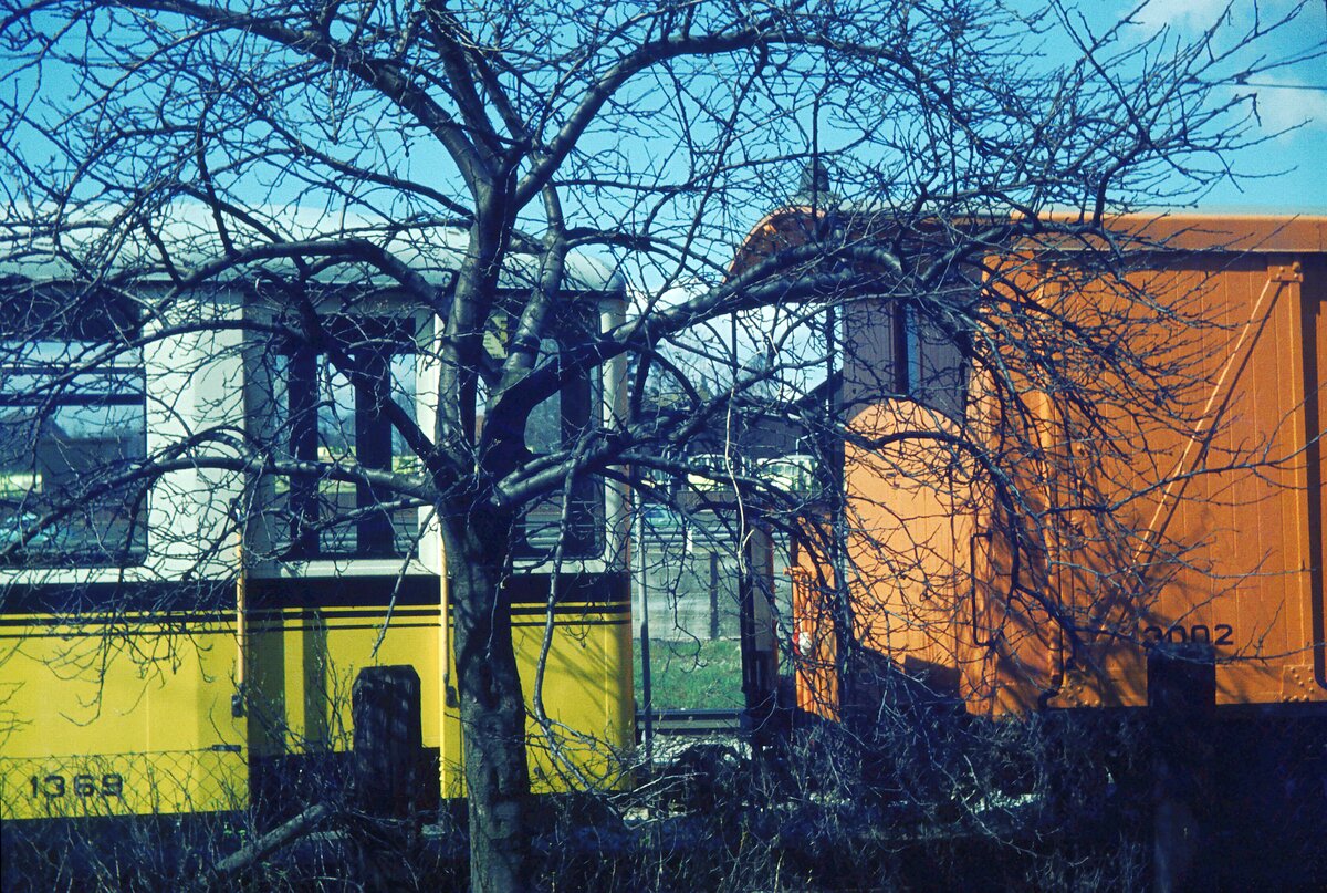 SSB Stuttgart_Straßenbahn-Betriebshöfe__Degerloch. Kleinbahn-Atmosphäre mit Bw 1369 und ABw 3002, abgestellt neben der Wagenhalle.__07-04-1973