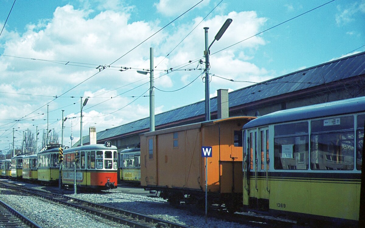 SSB Stuttgart_Straßenbahn-Betriebshöfe__Degerloch. Längs der Halle abgestellte T2/B2-Züge, Bw teils zur Verstärkung der Solo-GT4 auf der Linie 31. Dazu Hilfsgerätewagen 3002 [ME 1897] ex Post-und Packwagen der Filderbahngesellschaft und Bw 1369. Und der Fernsehturm ist auch noch zu sehen.__07-04-1973